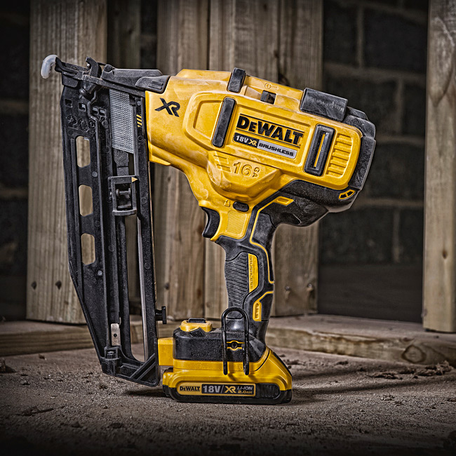 Dewalt 18V XR Li-ion Cordless 110 Nail Capacity Nailer with Brushless Motor  batteries Included, DCN660D2-QW